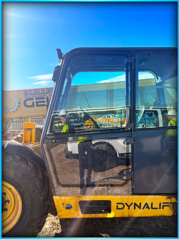 Gehl Dynalift Fork Lift with fixed door glass